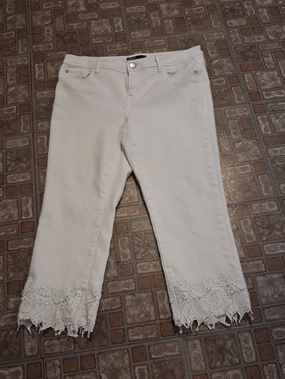 Simply Vera Vera Wang White Cropped Jeans with Lace Trim